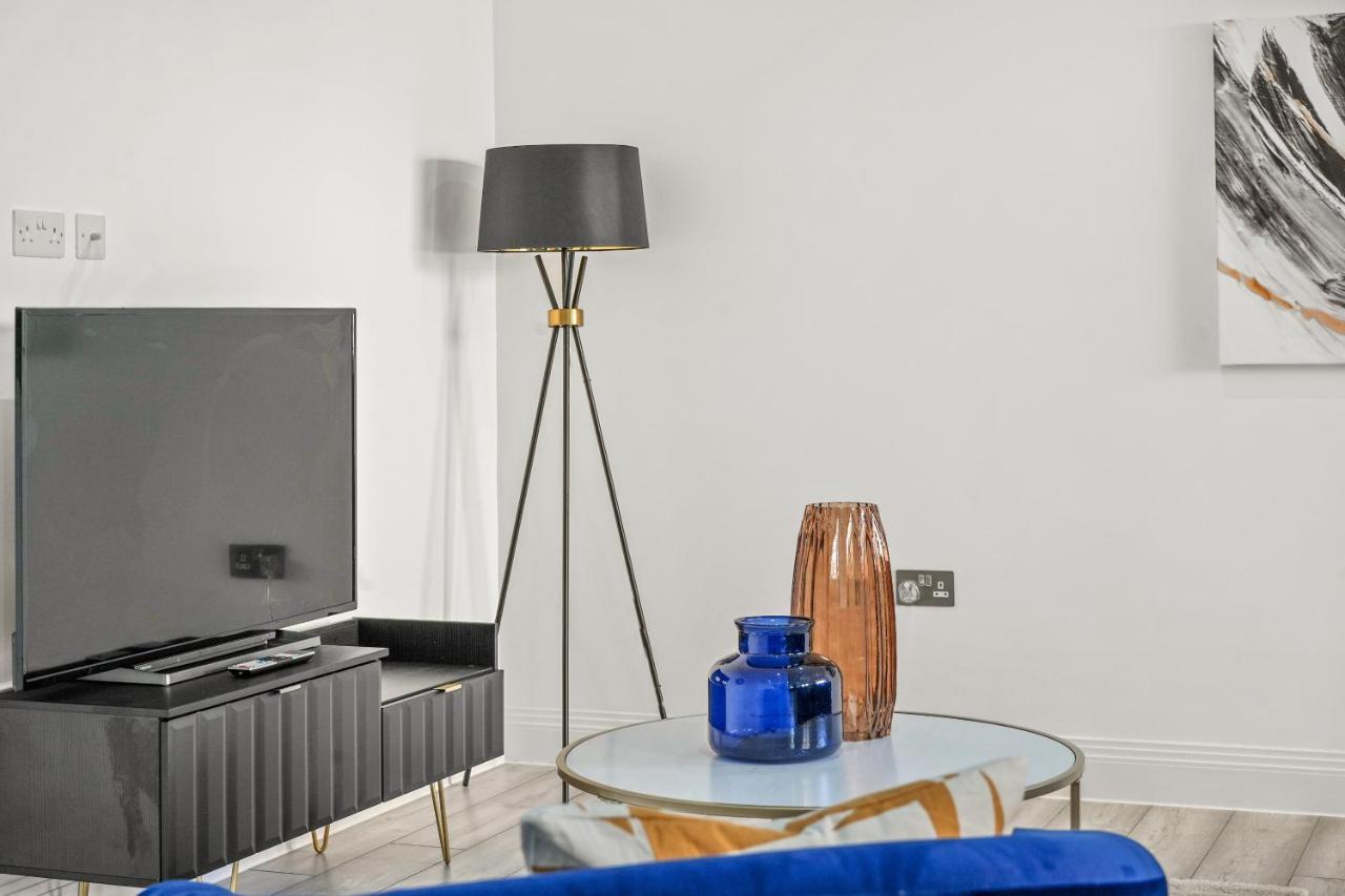 Drake House Apt 3 In Staines - Free Parking - Heathrow - Thorpe Park Exterior photo